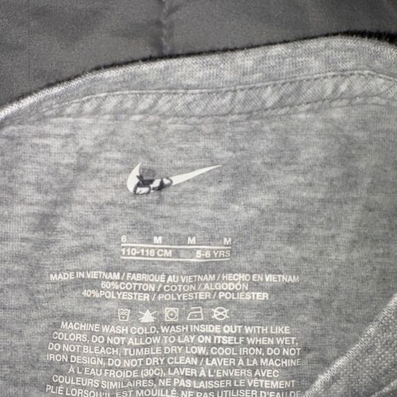 Nike size 6 girls flower T-shirt - Picture 2 of 2